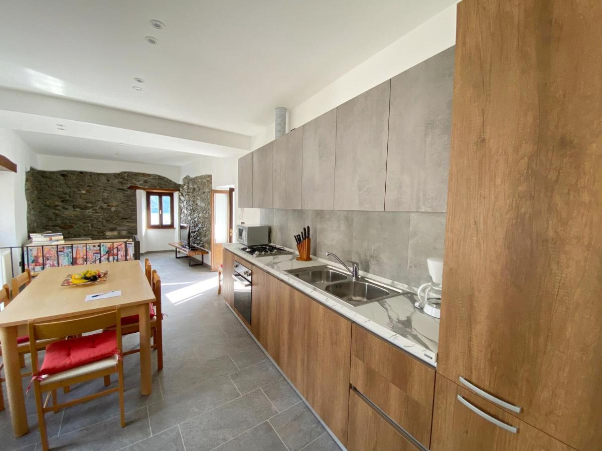 Independent Stone House With Lake View Муссо Экстерьер фото