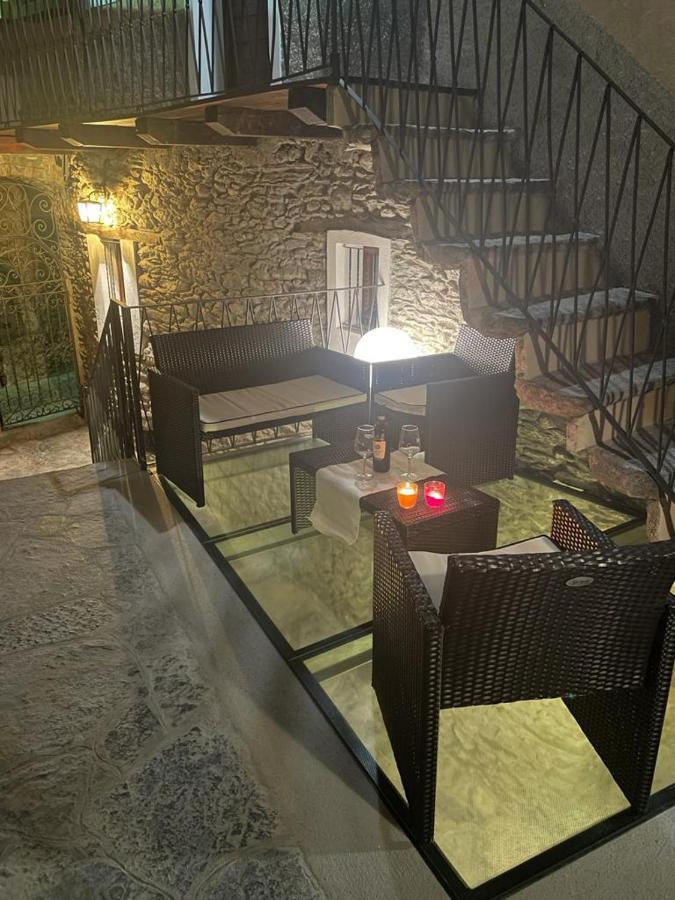 Independent Stone House With Lake View Муссо Экстерьер фото